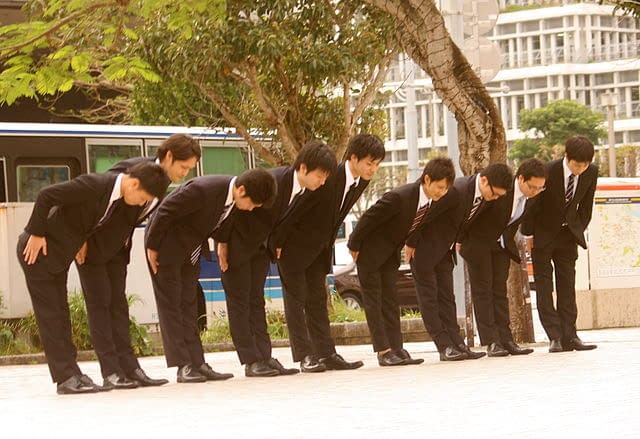 Japanese-people-bowing.jpg
